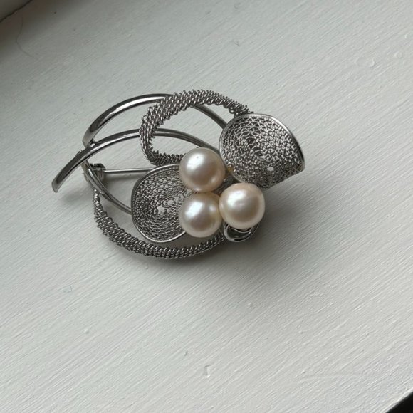 Vintage Pearl and Silver Brooch - Picture 3 of 6